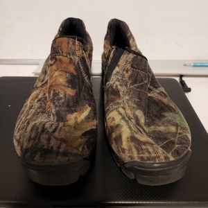 Unisex camo slip ons size 5.